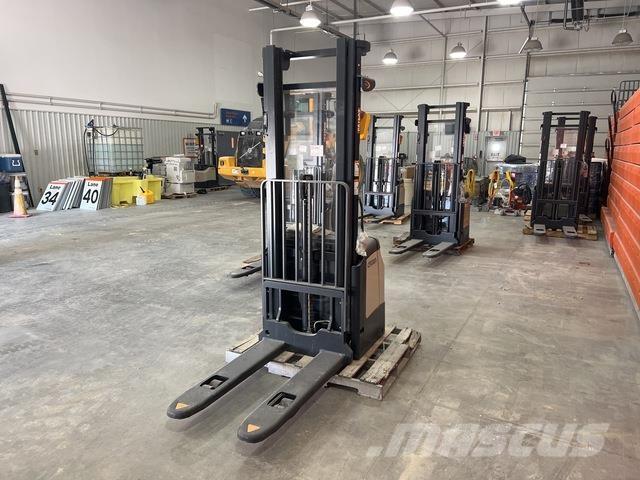 Crown ES 4000 Zelfrijdende stapelaars