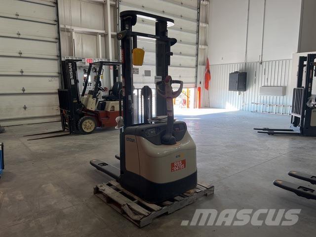 Crown ES 4000 Zelfrijdende stapelaars