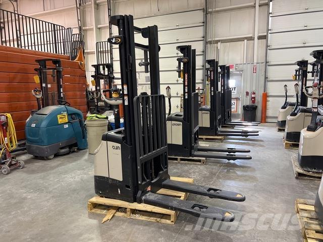 Crown ES 4000 Zelfrijdende stapelaars