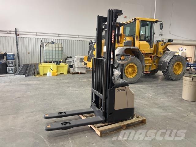 Crown ES 4000 Zelfrijdende stapelaars