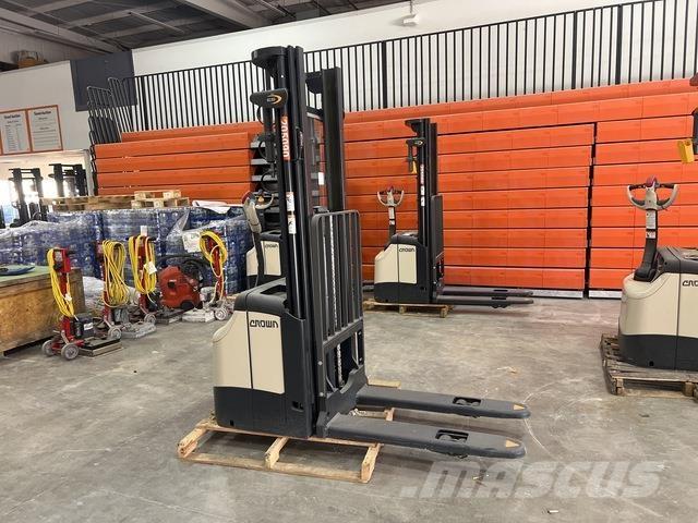 Crown ES 4000 Zelfrijdende stapelaars