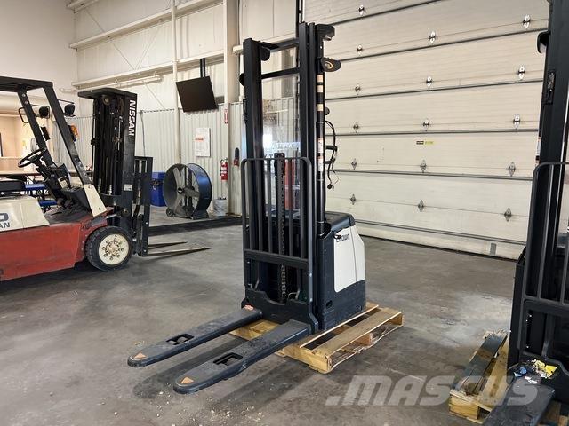 Crown ES 4000 Zelfrijdende stapelaars