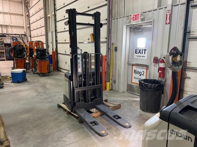 Crown ES 4000 Zelfrijdende stapelaars