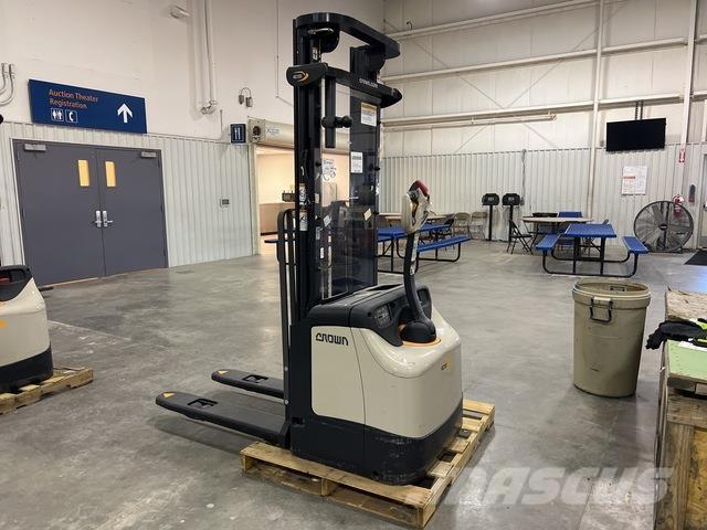 Crown ES 4000 Zelfrijdende stapelaars