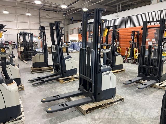 Crown ES 4000 Zelfrijdende stapelaars