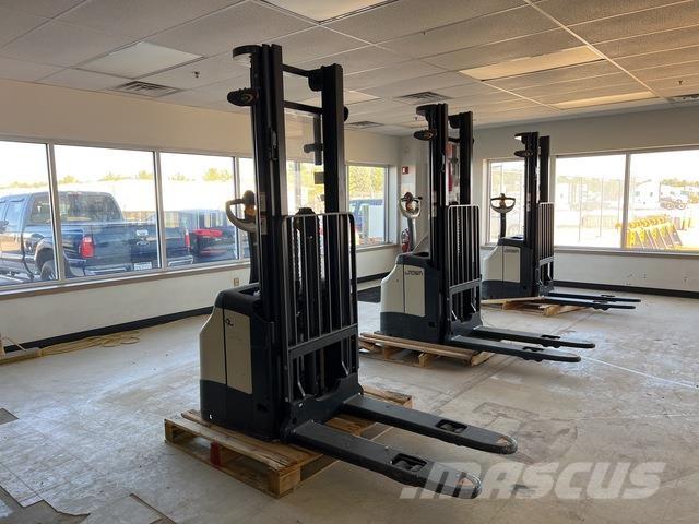 Crown ES 4000 Zelfrijdende stapelaars