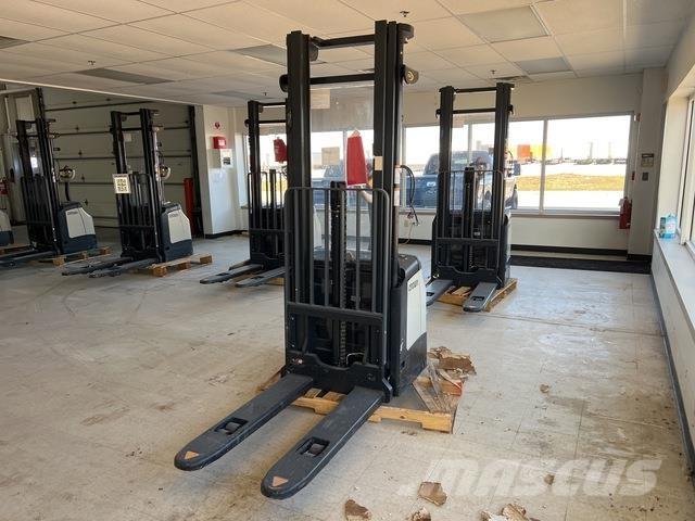 Crown ES 4000 Zelfrijdende stapelaars