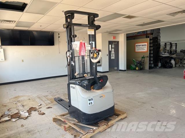 Crown ES 4000 Zelfrijdende stapelaars