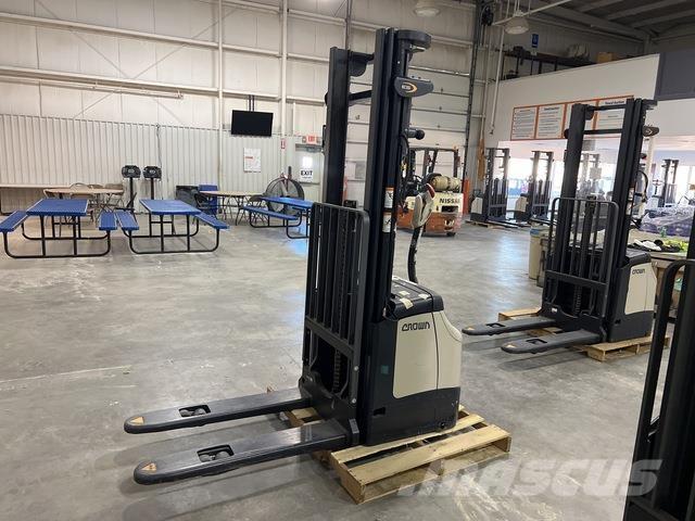 Crown ES 4000 Zelfrijdende stapelaars