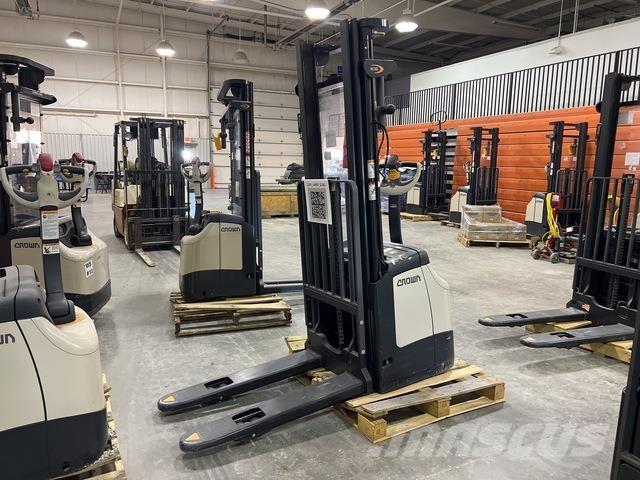 Crown ES 4000 Zelfrijdende stapelaars