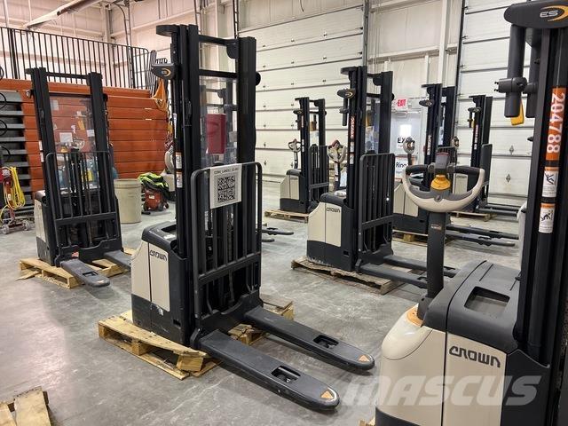 Crown ES 4000 Zelfrijdende stapelaars