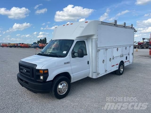 Ford E-450 Bestelwagens met open laadbak