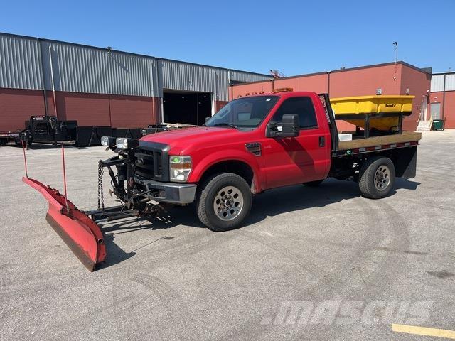 Ford F-350 Sneeuwschuivers en -ploegen