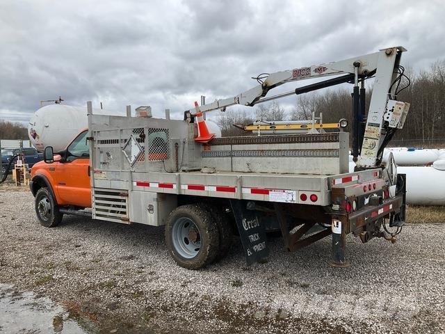 Ford F-550 Vlakke laadvloer met kraan