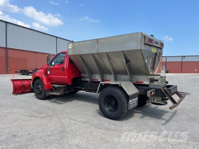 Ford F-650 Sneeuwschuivers en -ploegen