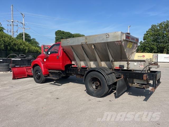 Ford F-750 Sneeuwschuivers en -ploegen