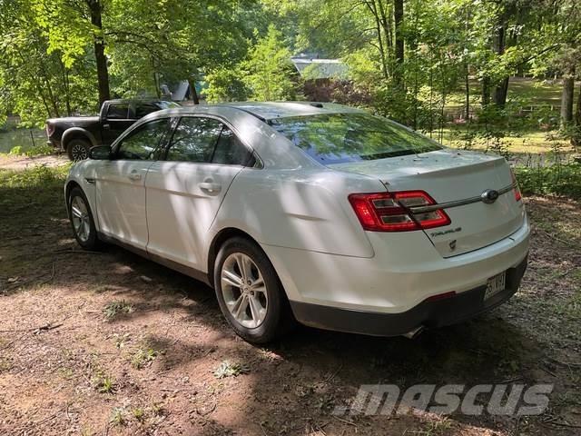Ford Taurus Auto's