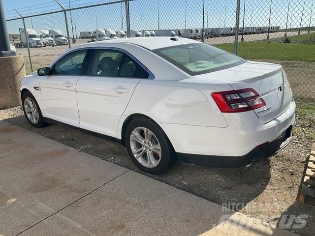 Ford Taurus Auto's