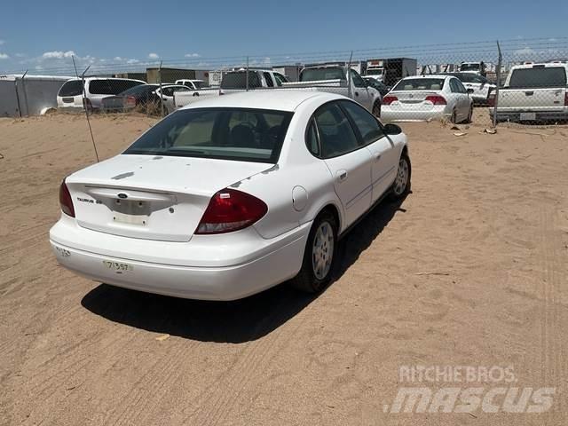 Ford Taurus SE Auto's