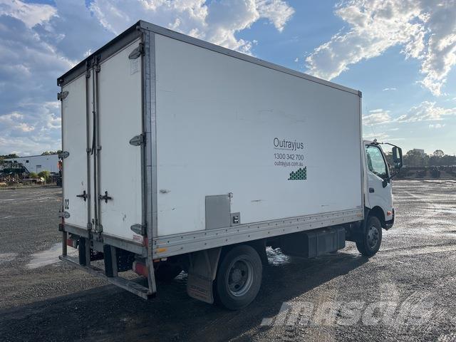 Hino 300 721 Bakwagens met gesloten opbouw