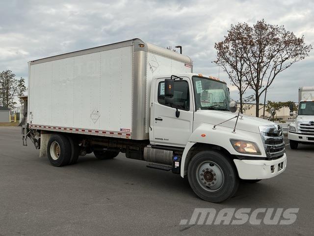 Hino 338 Bakwagens met gesloten opbouw