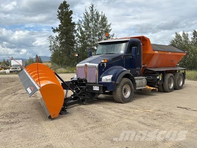 Kenworth T880 Sneeuwschuivers en -ploegen