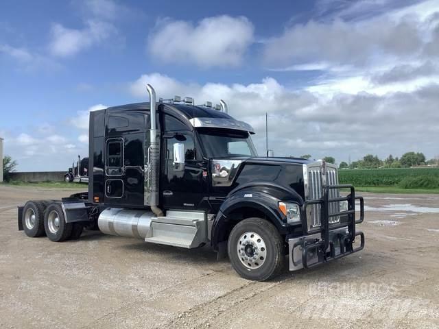 Kenworth W990 Trekkers