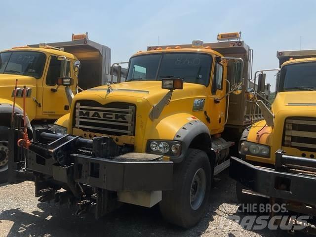 Mack 700 Sneeuwschuivers en -ploegen
