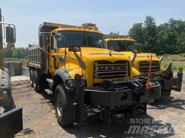 Mack 700 Sneeuwschuivers en -ploegen