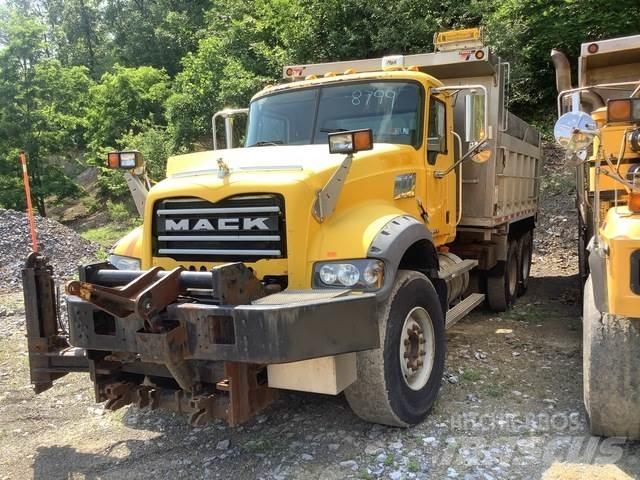 Mack 700 Sneeuwschuivers en -ploegen