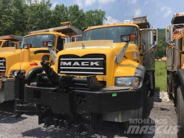 Mack 700 Sneeuwschuivers en -ploegen