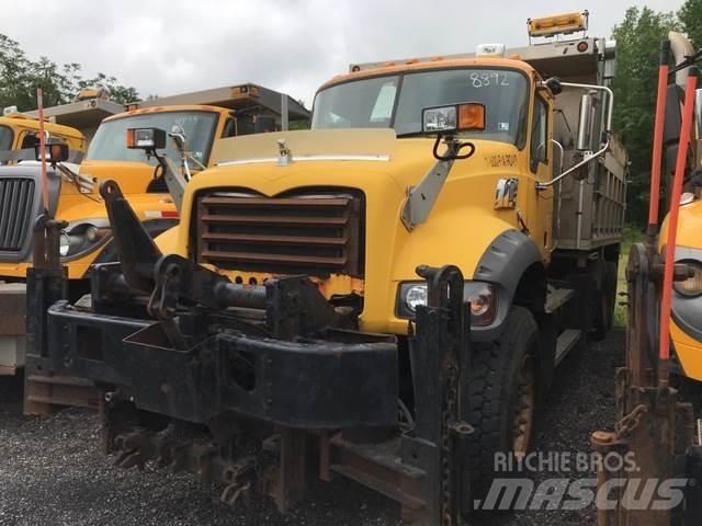 Mack 700 Sneeuwschuivers en -ploegen