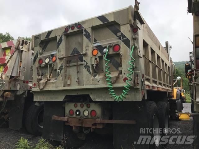 Mack 700 Sneeuwschuivers en -ploegen
