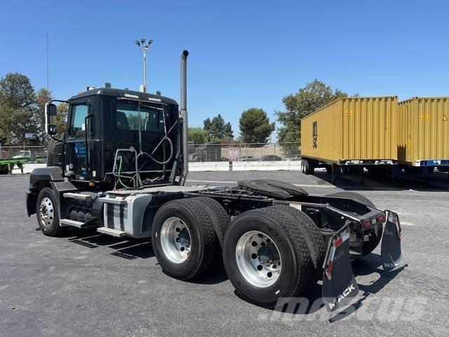 Mack AN64T Trekkers