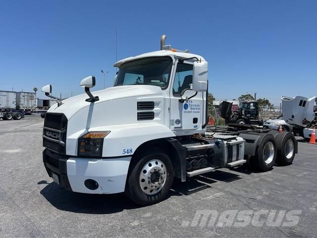 Mack AN64T Trekkers