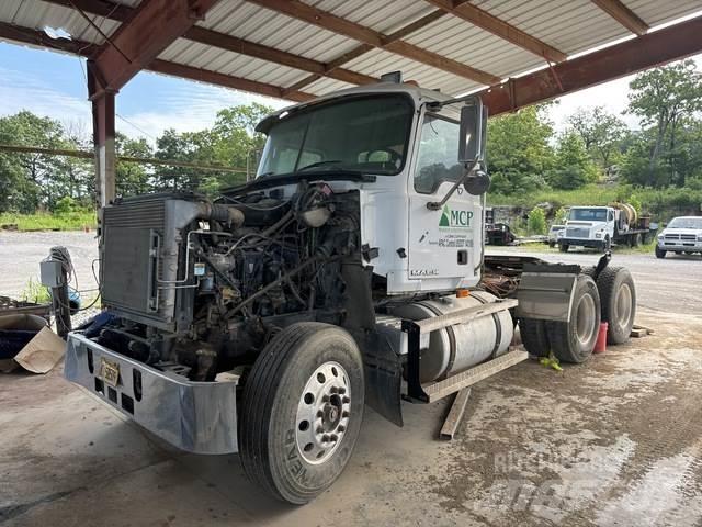 Mack CH613 Trekkers