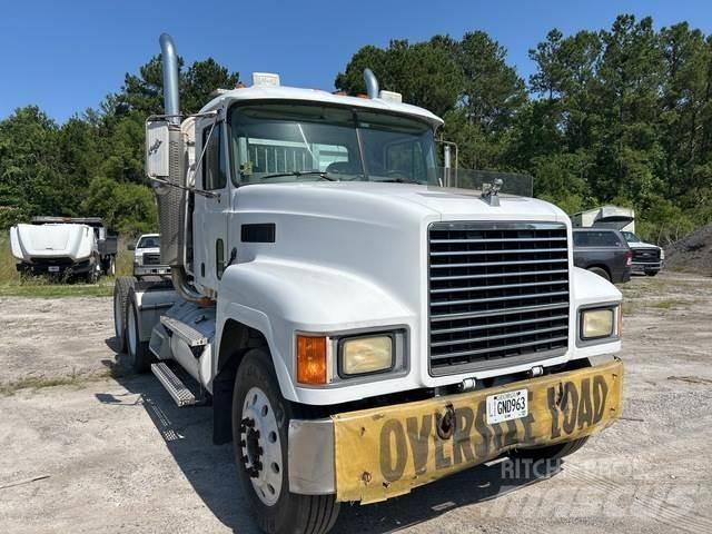 Mack CH613 Trekkers