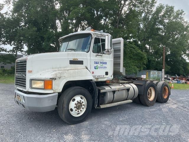 Mack CH613 Trekkers