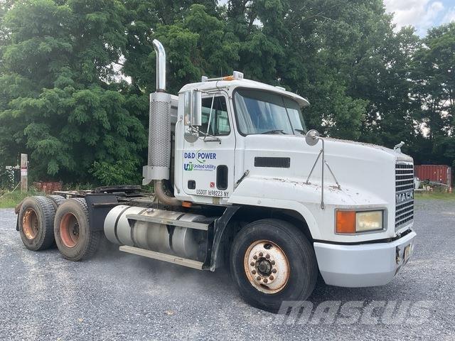 Mack CH613 Trekkers