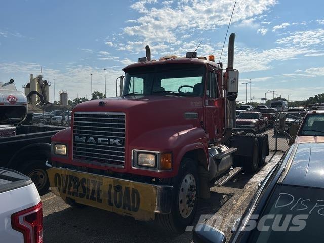 Mack CH613 Trekkers