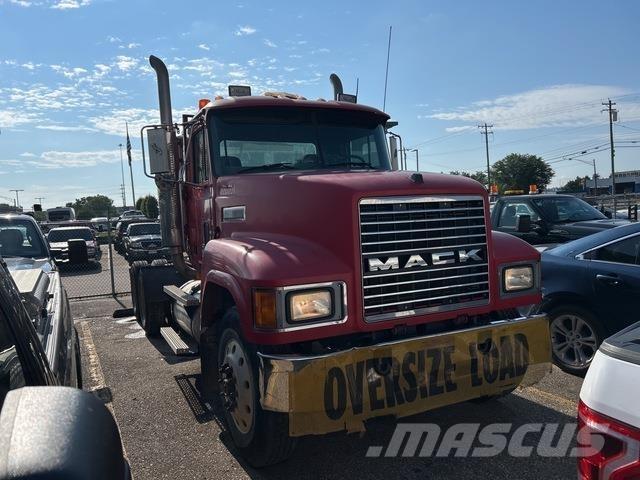 Mack CH613 Trekkers