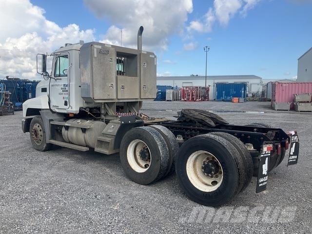 Mack CH613 Trekkers