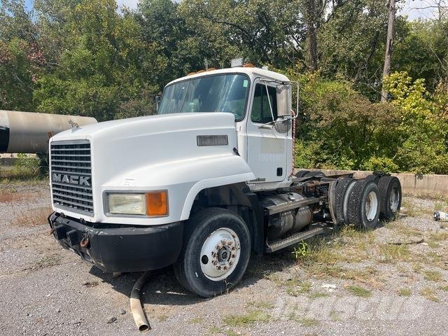 Mack CH613 Trekkers
