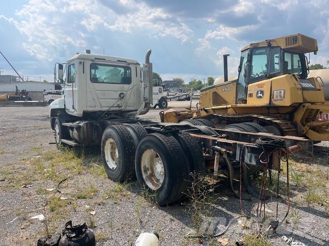 Mack CH613 Trekkers