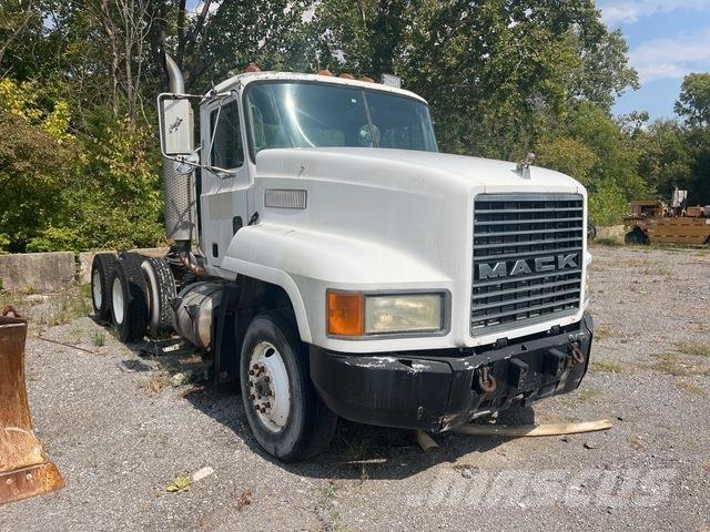 Mack CH613 Trekkers