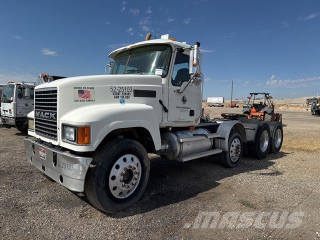 Mack CHN613 Trekkers