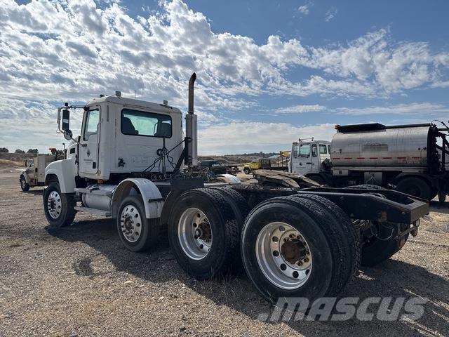 Mack CHN613 Trekkers