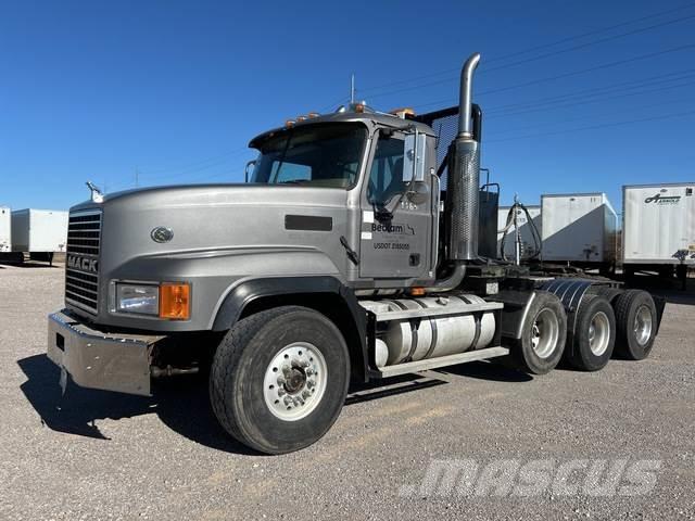 Mack CL713 Trekkers