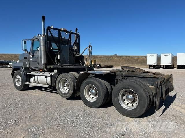 Mack CL713 Trekkers
