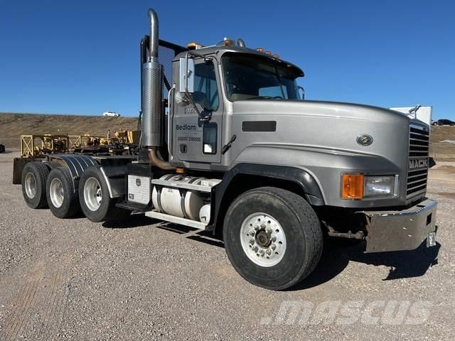 Mack CL713 Trekkers